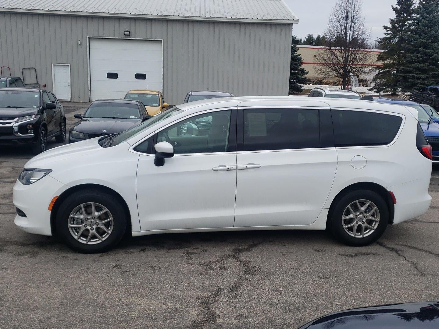 2022 Chrysler Voyager LX