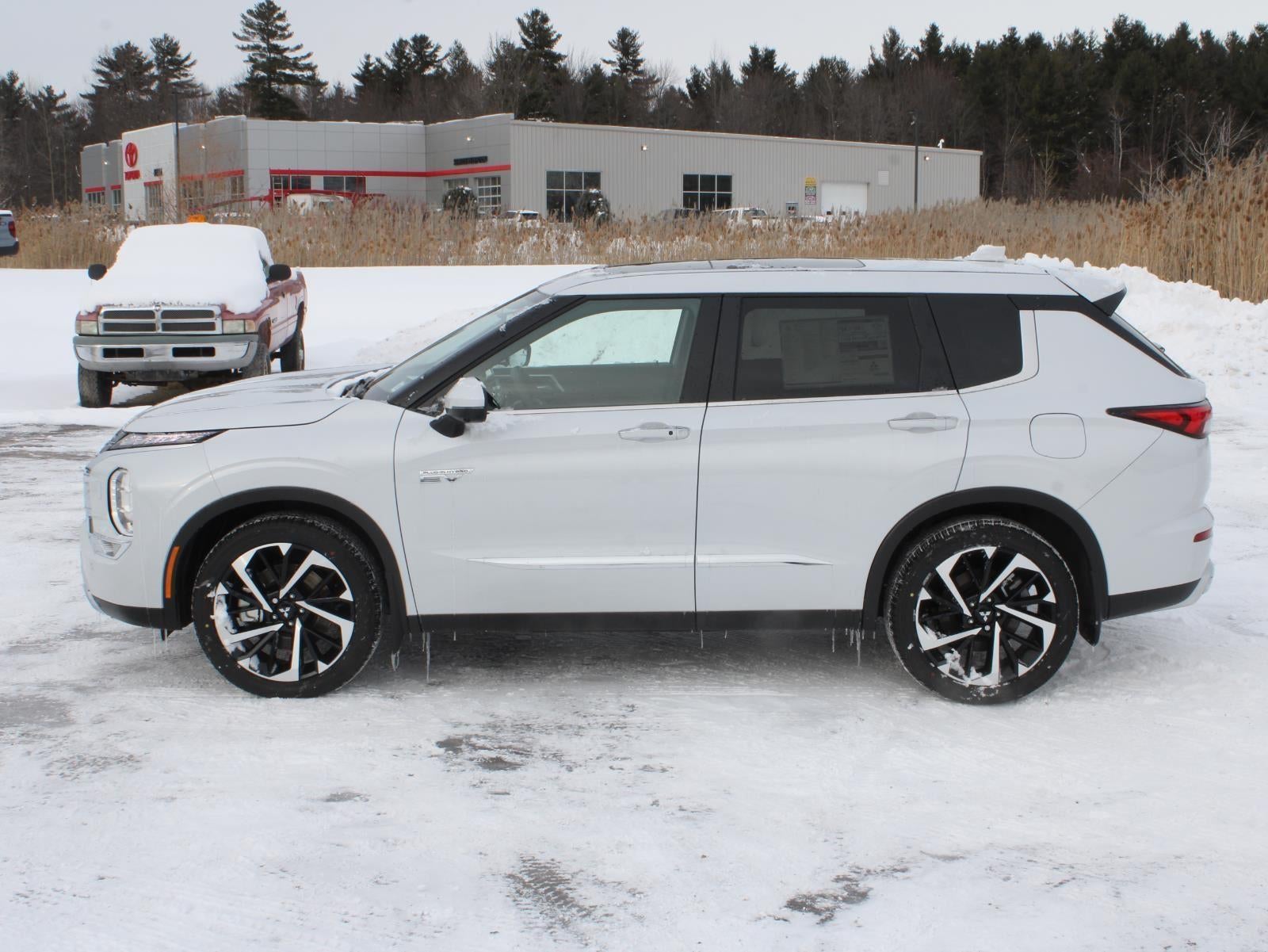 2025 Mitsubishi Outlander Plug-In Hybrid SE